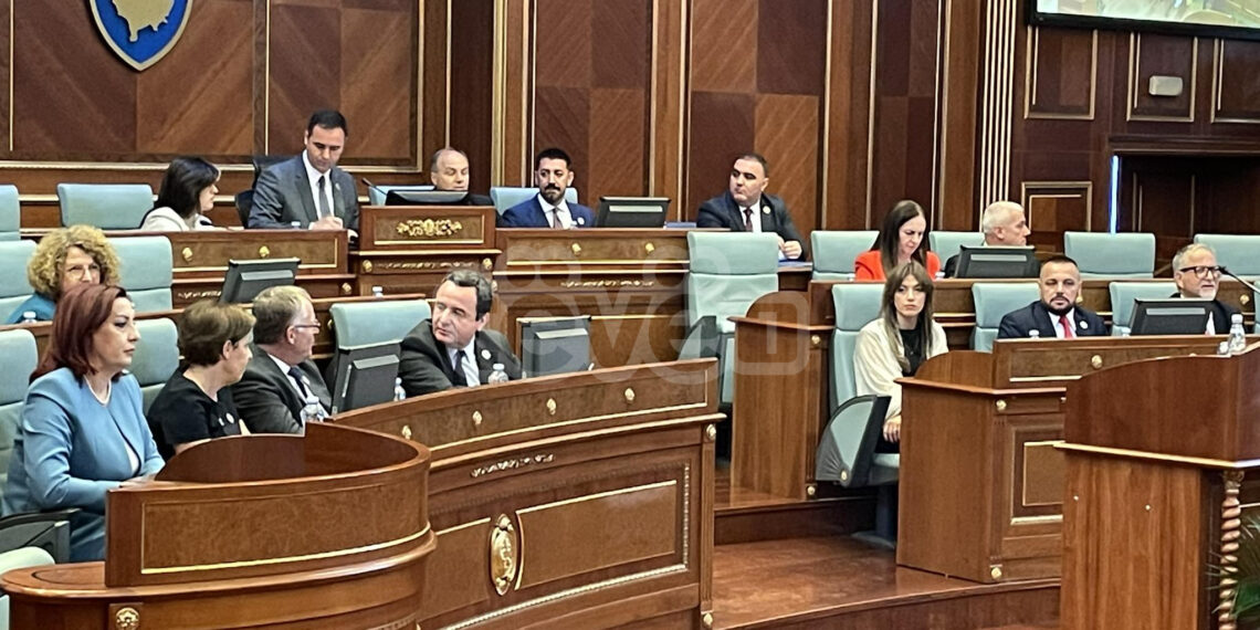 Nis seanca solemne në shënim të 25-vjetorit të Ditës së Çlirimit