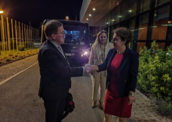 Ish-sekretari i NATO-s arrin në Kosovë, Gërvalla e pret në aeroport