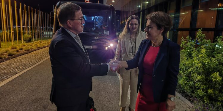 Ish-sekretari i NATO-s arrin në Kosovë, Gërvalla e pret në aeroport