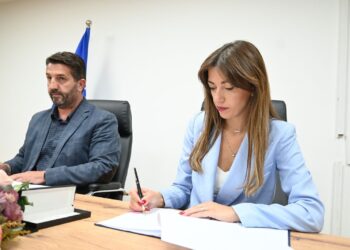 Haxhiu dorëzon dokumentacionin arkivor  në Institutin për Dokumentimin e Krimeve të Luftës