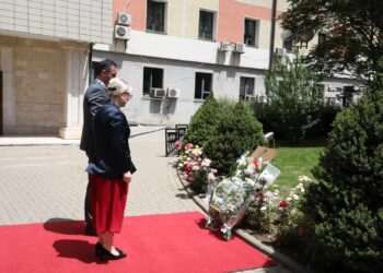 Konjufca e Nikolla bëjnë homazhe në nderim të 1 mijë e 133 fëmijëve të vrarë gjatë luftës