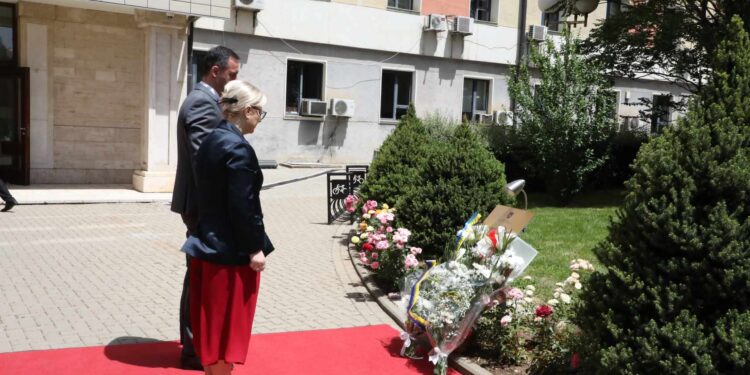 Konjufca e Nikolla bëjnë homazhe në nderim të 1 mijë e 133 fëmijëve të vrarë gjatë luftës