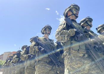 Parakalimi i njësive të Ushtrisë dhe Policisë së Kosovës u prit me brohoritje nga qytetarët