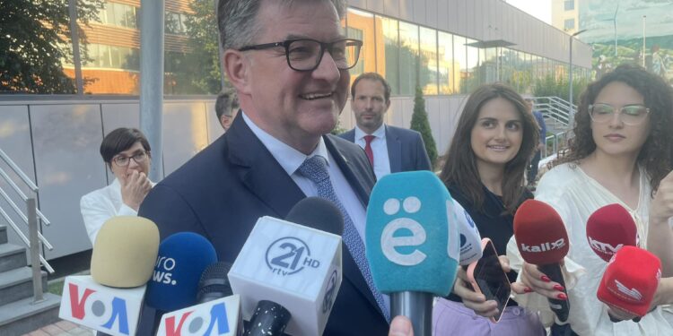 Lajçak tregon çka bisedoi në takim me Bislimin