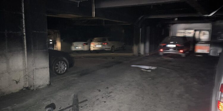 Tri vetura u përfshinë nga zjarri në Prishtinë, cak ishte ajo e zyrtarit të ATK-së