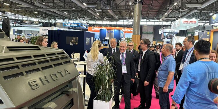 Sveçla merr pjesë në panairin e sigurisë “Eurosatory 2024” në Paris, e sheh nga afër “Shotën”
