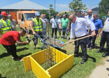 Nxënësit i gëzohen nisjes së ndërtimit të objektit të ri të shkollës në Shajkoc