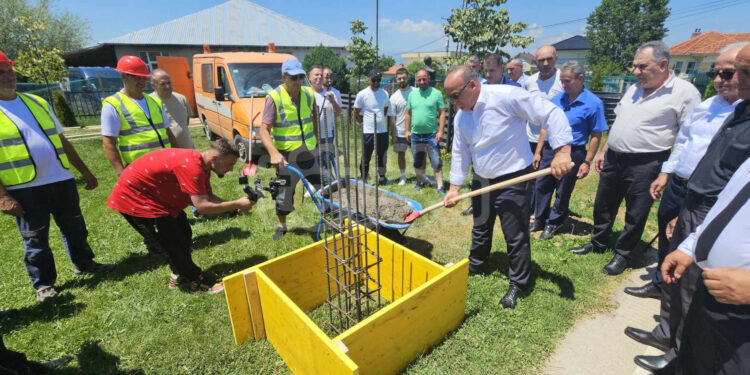 Nxënësit i gëzohen nisjes së ndërtimit të objektit të ri të shkollës në Shajkoc