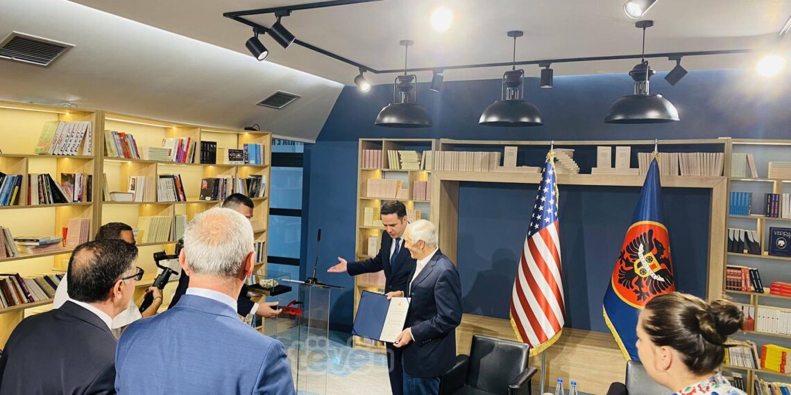 Abdixhiku ndan dekoratën “Dr. Ibrahim Rugova” për ish-gjeneralin e NATO-s