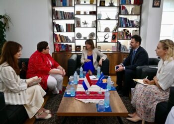 Haxhiu takohet me ambasadoren e Holandës, theksohet kontributi që dha për Kosovën