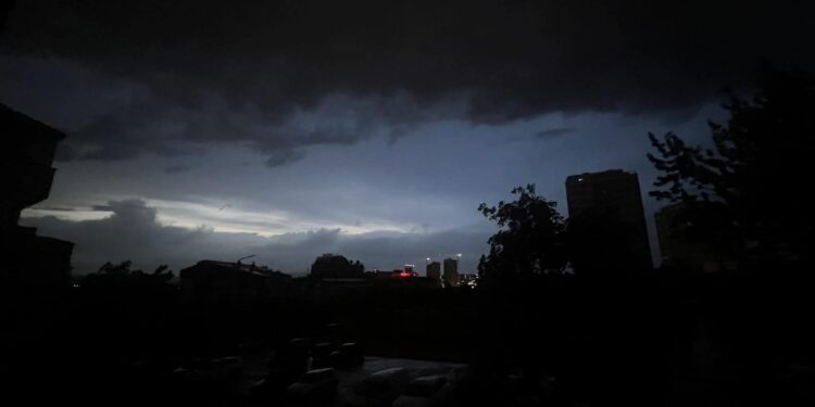 Reshjet e shiut lënë disa pjesë pa energji elektrike, KEDS tregon situatën