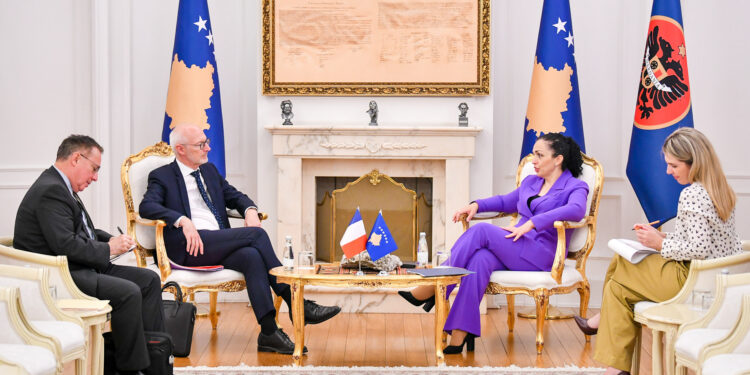 Osmani takon ambasadorin francez, flasin për bashkëpunim në mes institucioneve të Kosovës dhe Francës