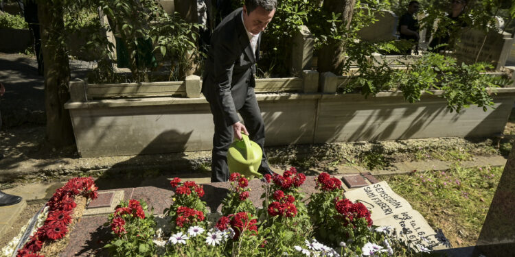 Kurti vendos lule te varri i Sami Frashërit në Stamboll