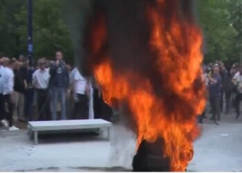 Hidhet molotov drejt Bashkisë Tiranë, digjen edhe goma
