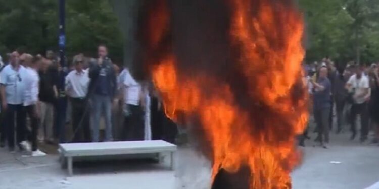 Hidhet molotov drejt Bashkisë Tiranë, digjen edhe goma
