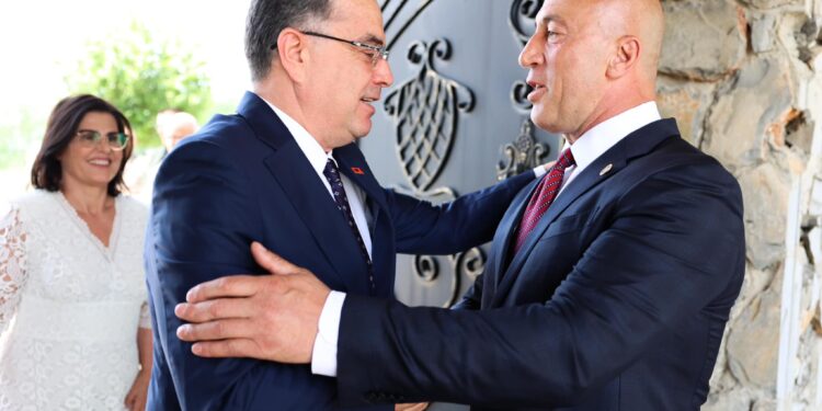 Haradinaj gjatë vizitës së Begajt në Deçan: Gjaku s’bëhet ujë