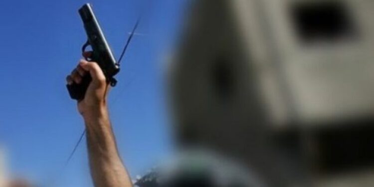 Gjuhet me armë dhe hidhet granatë dore në drejtim të një personi në Lipjan
