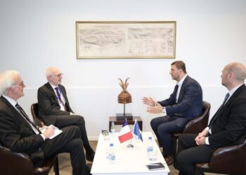 ​Krasniqi takohet me ambasadorin francez, diskutojnë për zhvillimet e fundit në vend