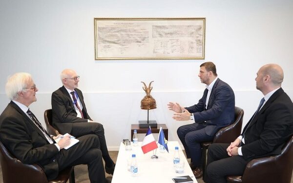 Krasniqi takohet me ambasadorin francez, diskutojnë për zhvillimet e fundit në vend