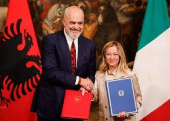 ​Meloni sot në Shqipëri, inspekton qendrat e pritjes së emigrantëve bashkë me Ramën