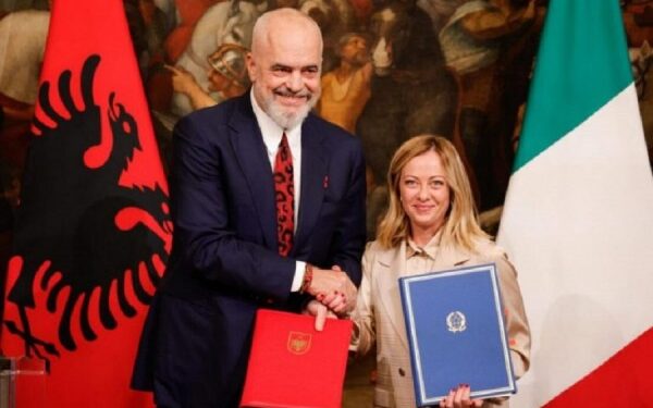 ​Meloni sot në Shqipëri, inspekton qendrat e pritjes së emigrantëve bashkë me Ramën