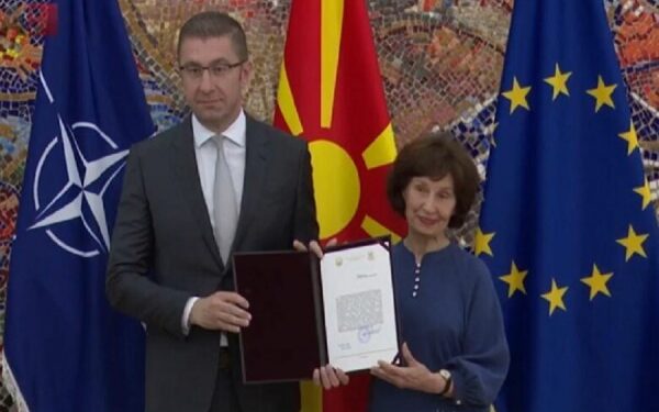 Mickoski mandatohet për kryeministër të Maqedonisë së Veriut