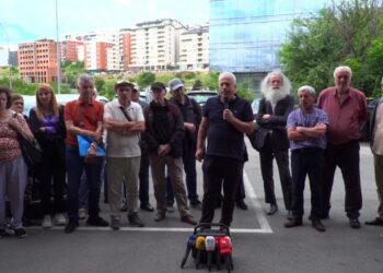 Ish-punonjësit e “Rilindjes” protestojnë para AKP-së, kërkojnë të drejtat e tyre