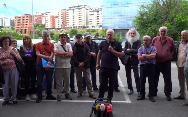 Ish-punonjësit e “Rilindjes” protestojnë para AKP-së, kërkojnë të drejtat e tyre