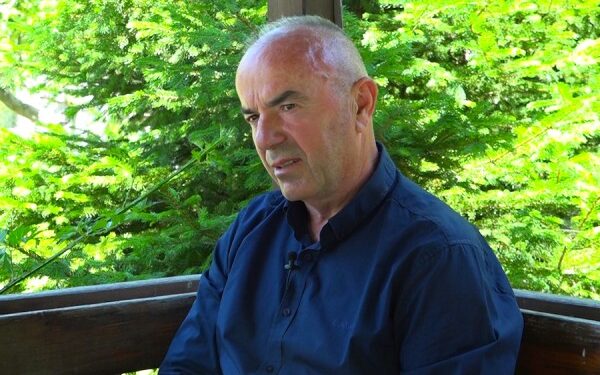 Rrëfimi për ditën e çlirimit të Skenderajt dhe kthimin në pronat e djegura