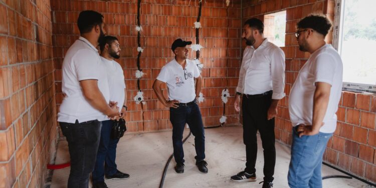 Krasniqi viziton disa nga familjet që janë përfituese për ndërtimin e shtëpive