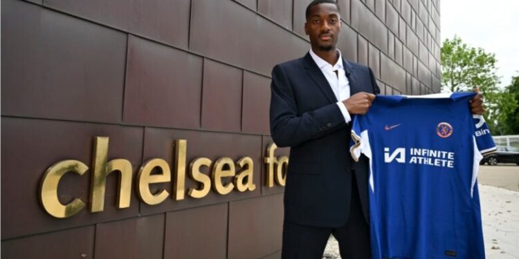 Chelsea nënshkruan me mbrojtësin Adarabioyo