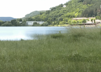 Bari mbulon zonën në afërsi të liqenit të Batllavës