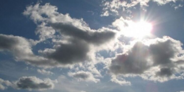 Moti sot me diell dhe vranësira