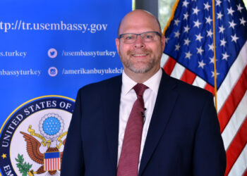 Hovenier uron Kosovën: Ishim me ju që nga fillimi, jemi me ju tash dhe u qëndrojmë përkrah viteve në vijim