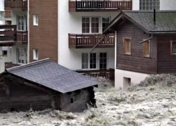 Tre të zhdukur në përmbytjet në Zvicër