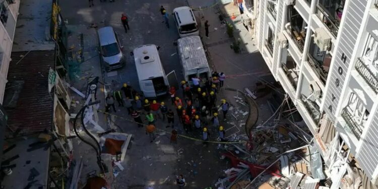 4 të vdekur dhe 57 të lënduar nga shpërthimi i gazit në Izmir