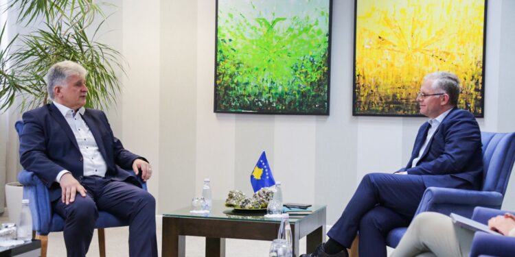 Bislimi takon Ndihmës Sekretarin e OKB-së, e njofton për avionët luftarakë serbë përreth kufirit me Kosovën