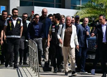 Mourinho zbarkon në Stamboll, zyrtarizimi pas disa orëve