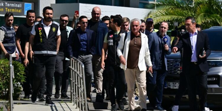 Mourinho zbarkon në Stamboll, zyrtarizimi pas disa orëve