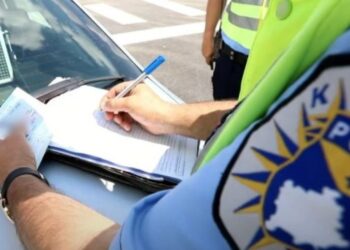 Një qytetar nga Gjilani gjobitet me 200 euro, hodhi mbeturina nga makina