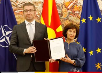 Mickoski mandatohet për kryeministër