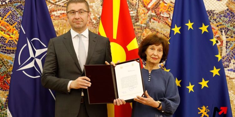 Mickoski mandatohet për kryeministër