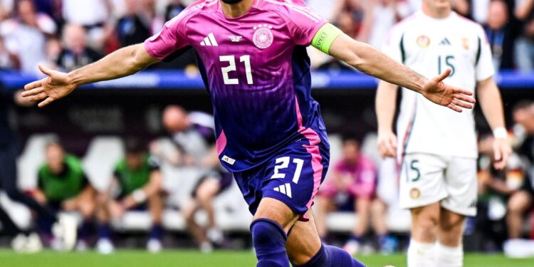 Gjermania fiton dhe avancon tutje