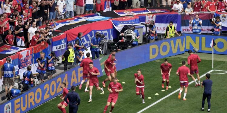 Flamuj anti-Kosovë sërish në stadiumin ku luan Serbia