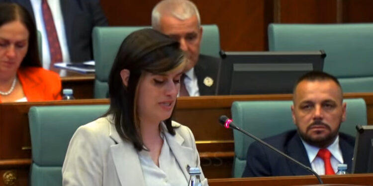 Bogujveci shpërthen në lot: Para 25 vitesh isha gjysmë e gjallë, sot jam krenare që mund t’i shërbej vendit