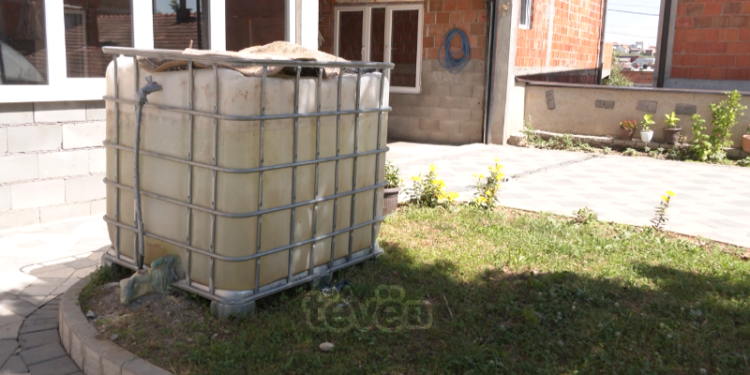 Afro 10 familje në “Kodrën e Trimave” që një vit pa ujë të pijshëm