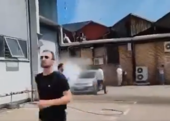 Aktivistët e opozitës gjuhen me gaz lotsjellës në Novi Sad