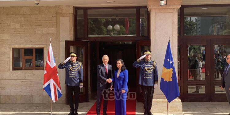 Blair takoi liderët kosovarë: Intervenimi i NATO-s ishte gjëja e duhur