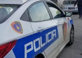 Përfshihet nga zjarri një automjet në Korçë