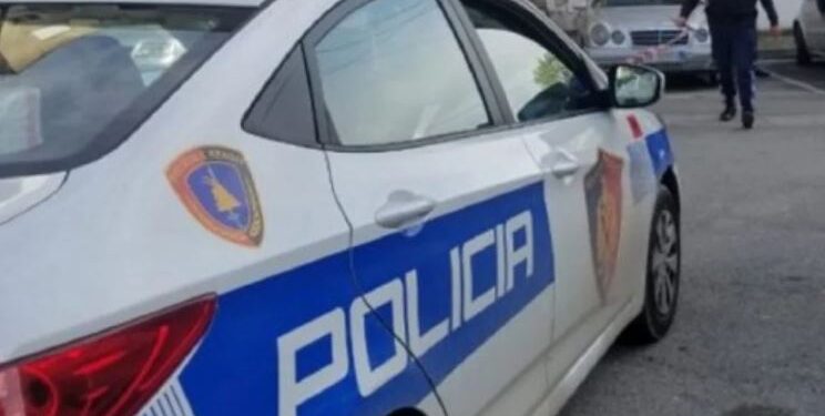 Përfshihet nga zjarri një automjet në Korçë